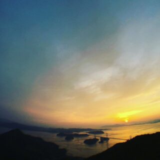 7年前、しまなみ海道の亀老山からの夕陽。
今でも最大の思い出の1つ

東京からここまで遠かったなーって、目的地の九州が見えてほんと感動した。

　
昨日より今日、今日より明日のオレを確実に前に進める

そういう乗り物だ自転車は